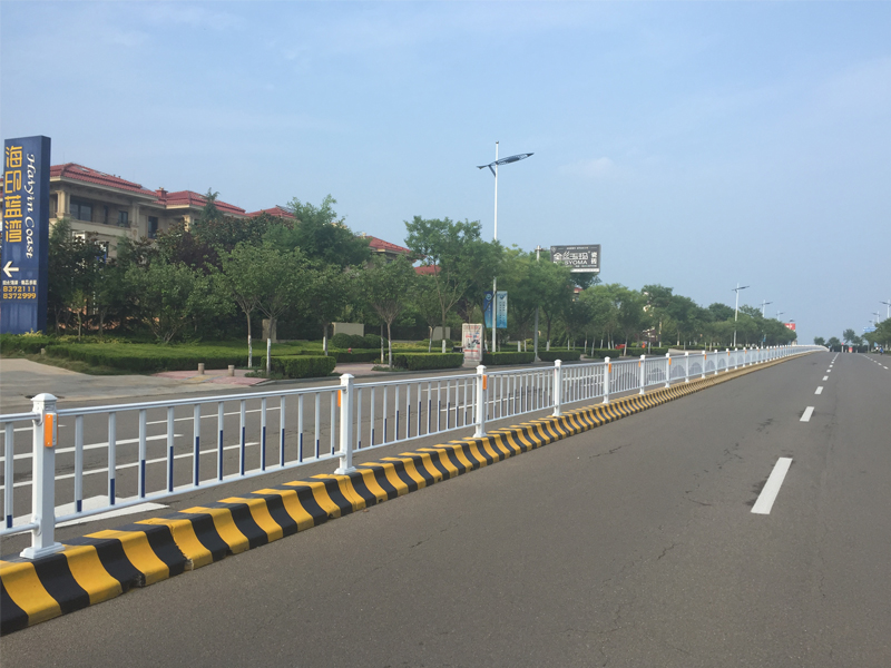 道路隔離護欄的使用與PVC草坪護欄的選擇